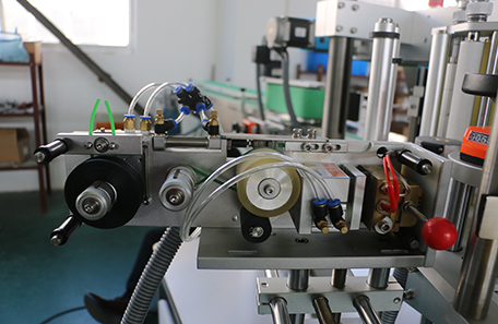 雙面兼圓瓶貼標機