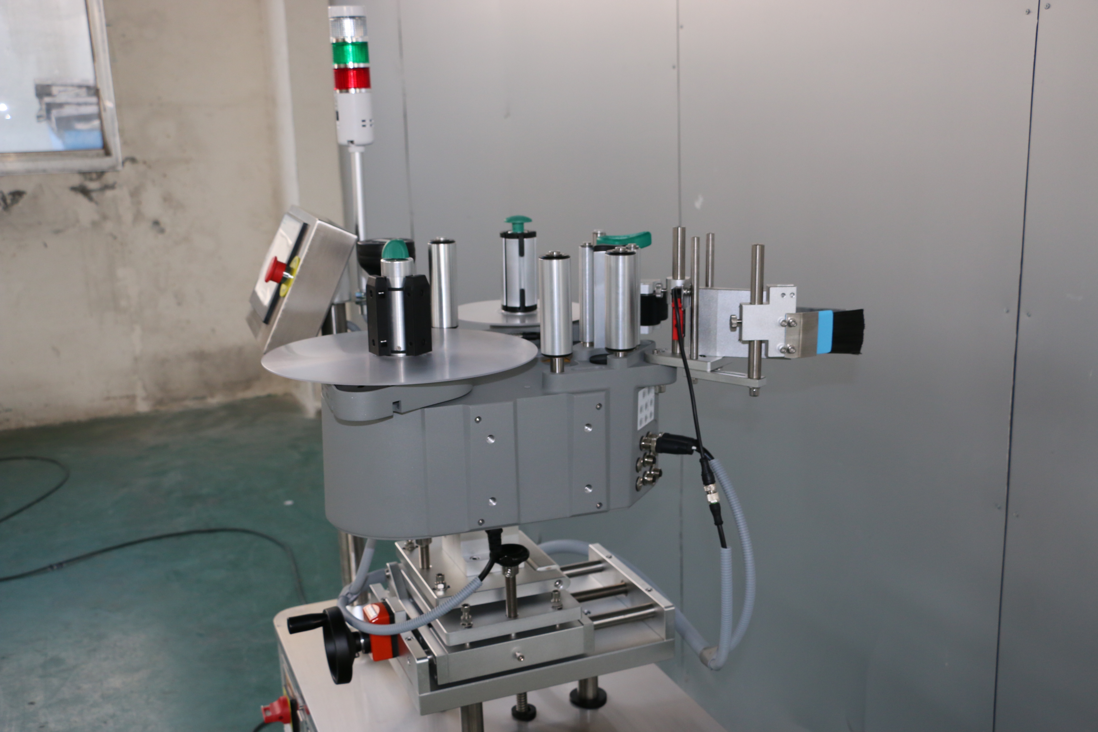 口香糖平側(cè)面貼標機