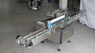 在哪里可以看到講輸送帶保養方法的自動貼標機視頻？